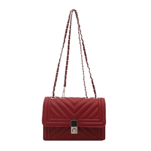 Sac bandoulière en similicuir matelassé rouge avec fermoir argenté et chaîne