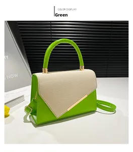 Détail du sac à main vert en similicuir avec rabat en tissu beige et accents dorés