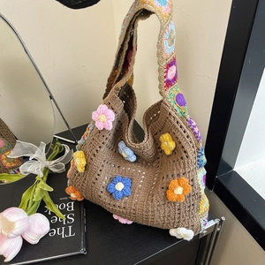 Borsa tote all'uncinetto fatta a mano con fiori 3D e tracolla patchwork bohémien