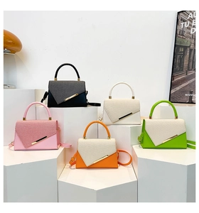 Détails de cinq sacs à main minimalistes colorés avec des finitions géométriques