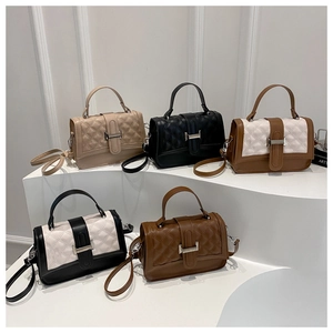Collection de sacs à bandoulière matelassés avec boucles en métal T en cinq couleurs