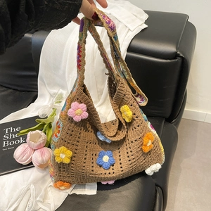 Borsa a spalla in crochet fatta a mano con fiori 3D colorati per uno stile casual da donna