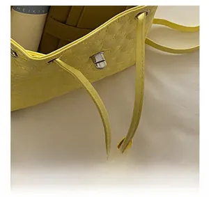 Detail der gelben Leder-Rucksack mit Herzsteppung, Silberverschluss und Kordelzug-Design