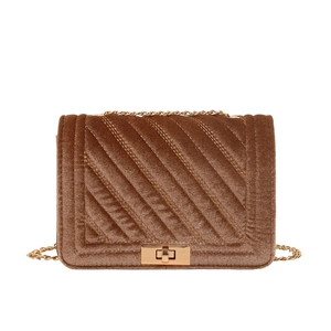 Sac à bandoulière en velours marron matelassé avec chaîne dorée et fermoir pivotant