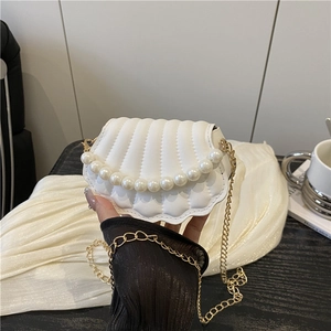 Chic white shell-shaped shoulder bag with elegant pearl trim and gold chain strap