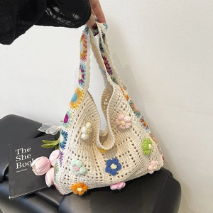Borsa tote all'uncinetto fatta a mano con fiori 3D colorati e manici intrecciati a quadri