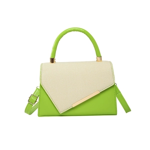 Petit sac carré minimaliste en cuir vert et tissage crème avec boucle en métal doré