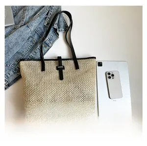 Détail du sac cabas en paille montrant la grande capacité avec tablette pour référence