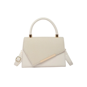 Sac à main trapèze blanc élégant avec rabat texturé et détails en métal doré