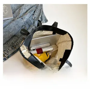 Vue de dessus de l'intérieur du sac cabas tissé montrant sa grande capacité de rangement