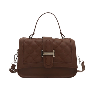 Sac à main classique marron matelassé avec fermoir argenté et bandoulière réglable