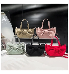 Détail de cinq sacs à main en nylon avec nœud en beige rose vert noir et rouge