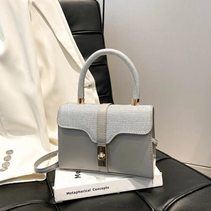 Borsa a mano scintillante con patta glitter argento e chiusura a girello dorata