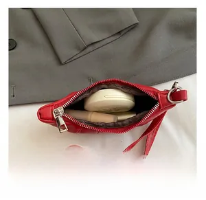Detailansicht des roten Crossbody-Taschen-Innenraums mit Platz für Kosmetikartikel