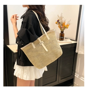 Détail du sac cabas en paille tissé avec bretelles en cuir blanc et boucle métallique