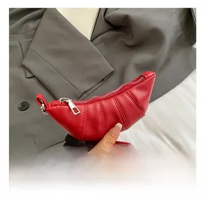 Nahaufnahme einer roten Mini-Croissant-Tasche mit Faltendetails und silbernem Reißverschluss