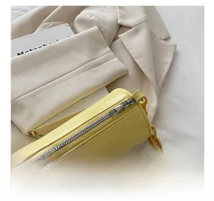 Gros plan sur la fermeture éclair en métal et la chaîne d'un sac polochon jaune tendance