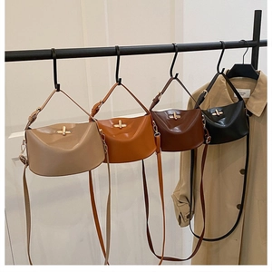 Detailansicht der minimalistischen Ledertaschen mit goldenem Drehverschluss und Farben