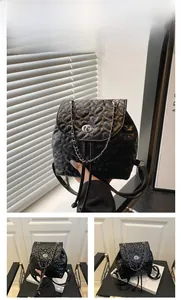 Detail des herzgesteppten schwarzen PU-Lederrucksacks mit silbernem Drehverschluss