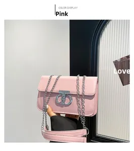 Detailansicht der rosa Lackledertasche mit silberner CD-Schnalle und Kettenriemengriff