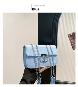 Detail der hellblauen PU-Lederhandtasche mit rundem silbernem Magnetverschluss und Kettenriemen