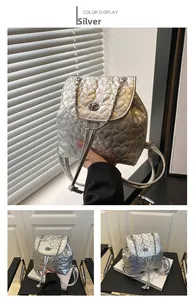 Detail des silbernen gesteppten Herz-Rucksacks mit Metallketten und Kordelzugverschluss