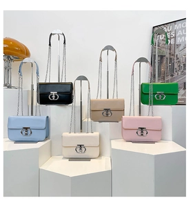 Sechs stylische Leder-Ketten-Flap-Bags in verschiedenen Farben auf geometrischem Display