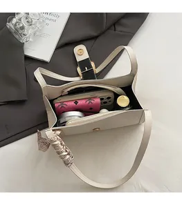 Détail du sac beige gaufré crocodile avec foulard en soie et grand espace intérieur