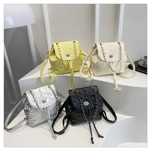 Details von vier gesteppten herzförmigen Taschen in Gelb, Beige, Silber und Schwarz