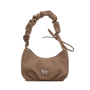 Sac demi-lune en velours côtelé marron avec papillon argenté et poignée plissée