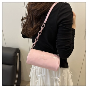 Borsa a cilindro rosa con tracolla a catena e dettaglio testo moda su pelle PU