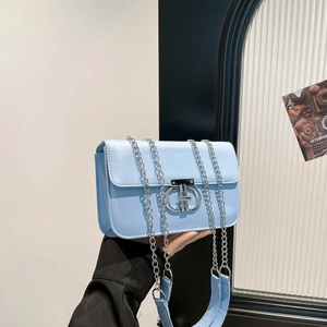 Hellblaue Retro Umhängetasche mit silberner Gancini Schnalle und Kettenriemen