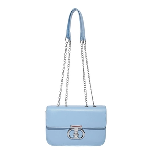Minimalistische hellblaue Kettenschultertasche aus Leder mit großer Silberschnalle
