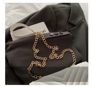 Détail du sac en cuir blanc matelassé avec bandoulière chaîne dorée et métal élégant