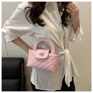 Detailaufnahme der rosa gesteppten Umhängetasche mit Herzschnalle und Metallkette