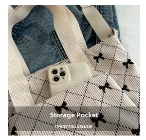 Détail de la poche latérale d'un sac cabas en velours côtelé avec motif de nœud