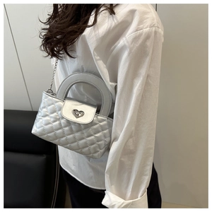 Silberne Stepptasche mit herzförmigem Metallverschluss und elegantem Kettenriemen-Detail