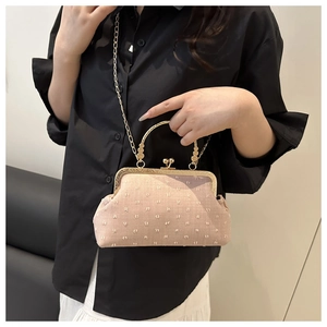 Dettaglio mini borsa quadrata rosa testurizzata con elegante chiusura e manico oro