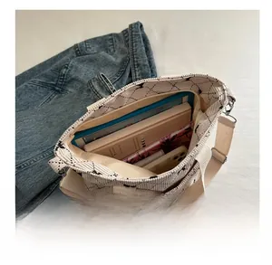 Intérieur spacieux du sac cabas en velours côtelé blanc cassé avec tablette et livres