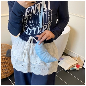 Detailansicht der hellblauen gesteppten Croissant-Tasche mit Faltenstruktur und Leder-Finish