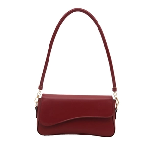 Bolso vintage rojo oscuro para el brazo con solapa asimétrica y herrajes dorados