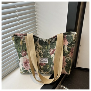 Dettaglio borsa tote jacquard floreale etnica con toppa Lelu sul davanzale della finestra