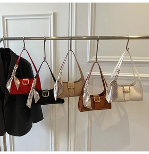 Détail de sacs demi-lune en cinq couleurs avec des foulards en soie décoratifs élégants