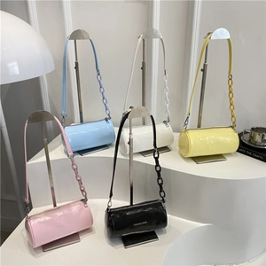 Borsa A Spalla Cilindrica Donna Pelle PU Lucida Catena Grossa Borsa A Tracolla Minimalista Stampa Lettere Streetwear