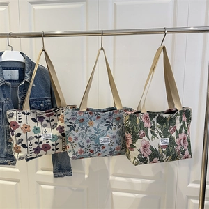 Tre borse tote vintage in jacquard floreale beige, blu chiaro e verde scuro elegante