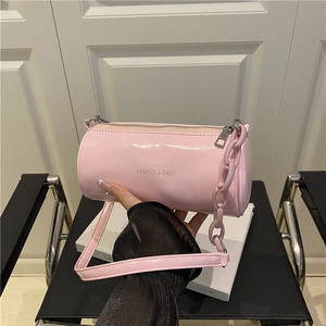 Borsa a cilindro in pelle rosa lucida con tracolla a catena e chiusura a zip