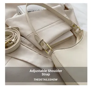 Détail de la bandoulière réglable avec boucle dorée sur un sac cabas crème chic