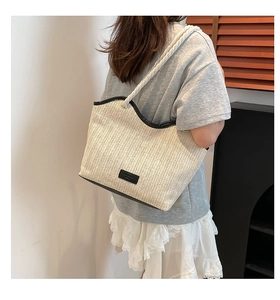 Grand sac cabas en paille tressée idéal pour les vacances à la plage et les tenues d'été