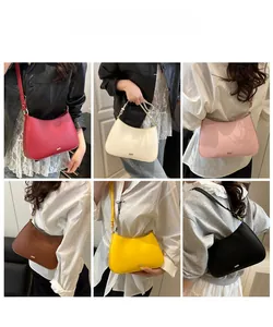 Modèles portant des sacs à bandoulière demi-lune en six coloris avec garnitures dorées