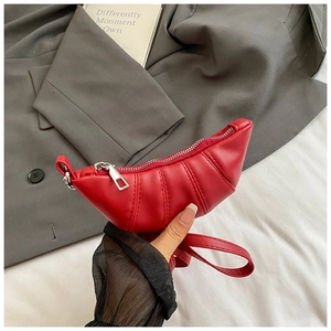 Makroaufnahme der roten gesteppten Croissant-Tasche mit Reißverschluss und PU-Leder